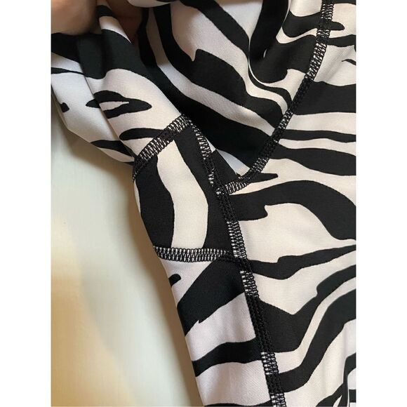 🔴 NWOT DKNY Sport High Waist Shorts in black and white zebra print! XS - Picture 4 of 12